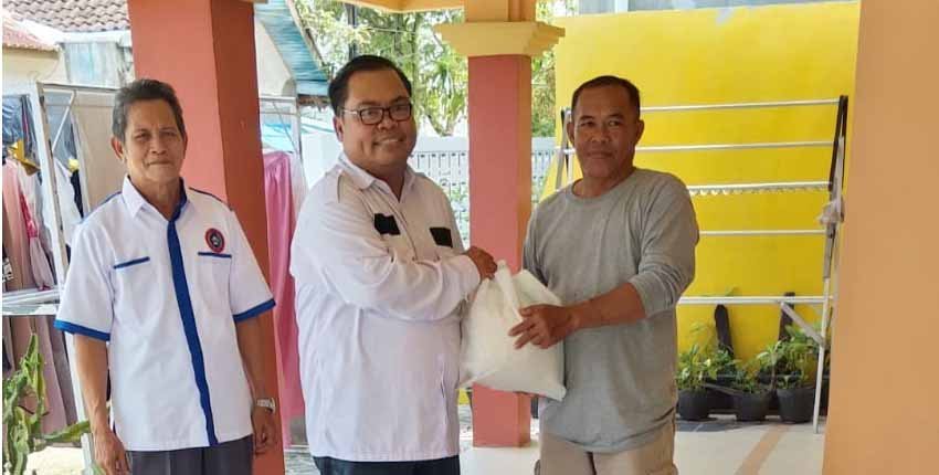 Peringati Hari Buruh Internasional, Sejumlah Serikat Pekerja Bagi Sembako Kepada Masyarakat