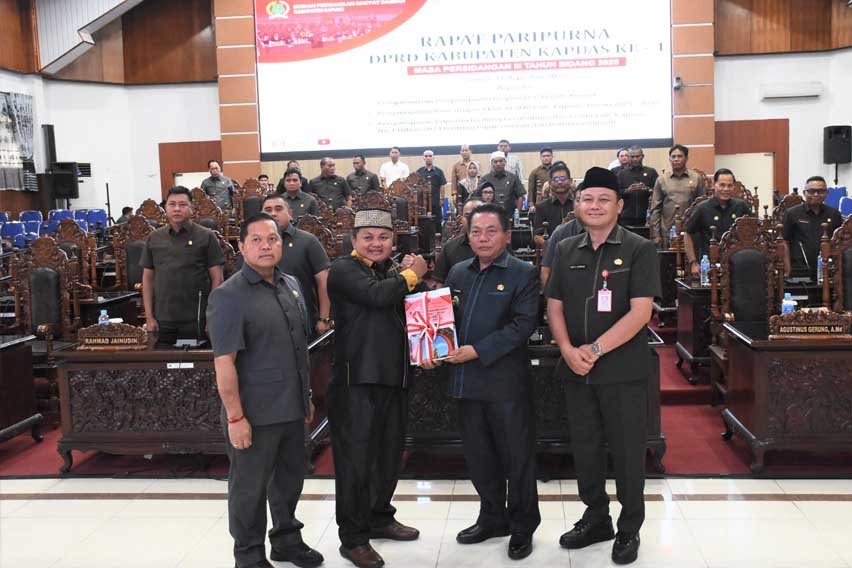 Penyampaian RPJMD dan Raperda Pada Rapat Paripurna DPRD Kapuas