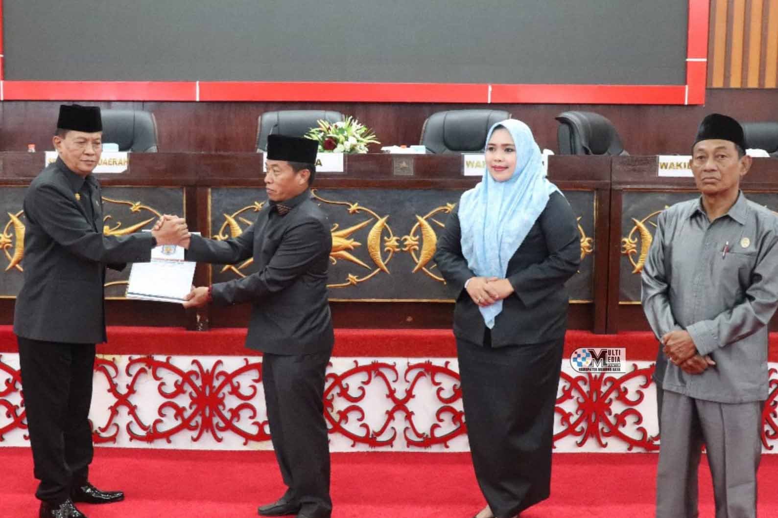 Penyerahan Tiga Buah Raperda dan Penyampaian Hasil Reses DPRD Mura