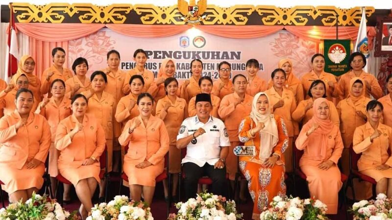 Natalin Leonard S. Ampung Kukuhkan Pengurus DWP Kabupaten Mura