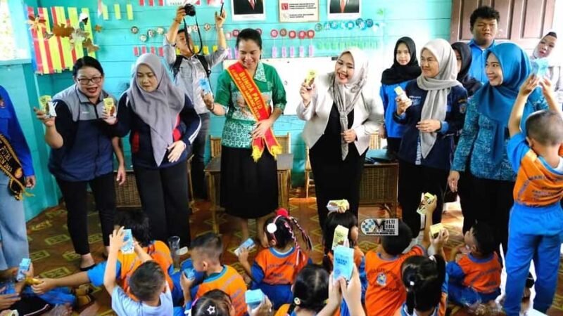 Bunda PAUD Mura Kunjungi TK Santo Klemens pada Pekan Merah Putih Tamasya