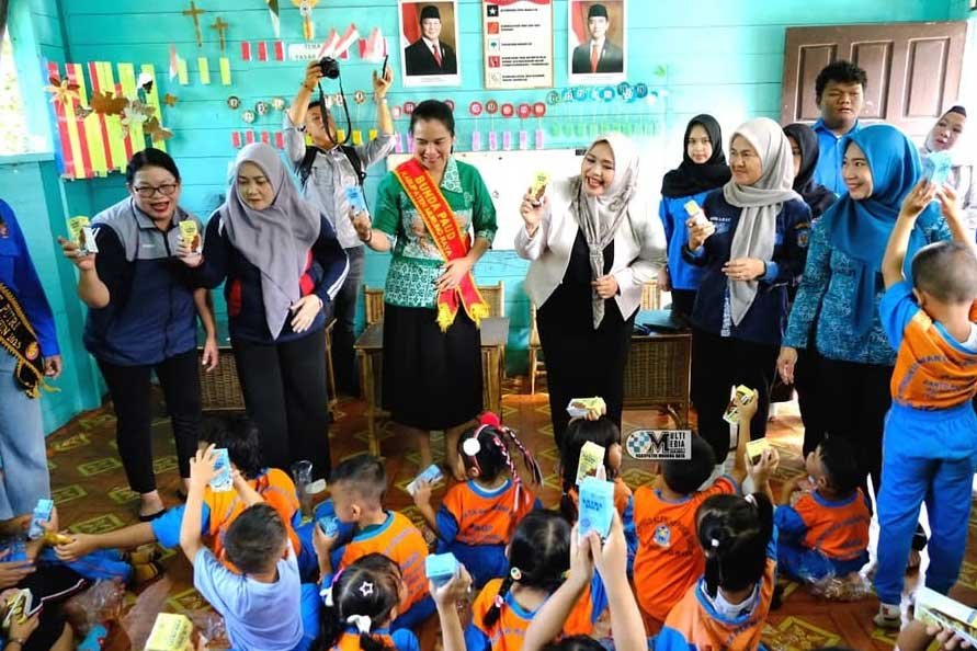 Bunda PAUD Mura Kunjungi TK Santo Klemens pada Pekan Merah Putih Tamasya