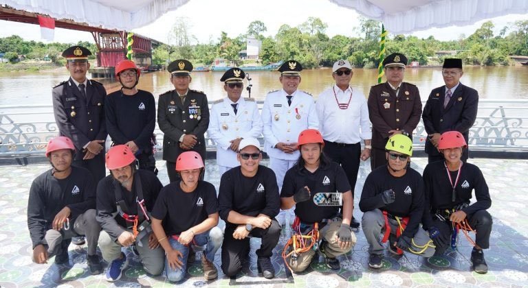 Pengibaran Merah Putih Raksasa Warnai HUT Ke–80 RI, Pererat Kebersamaan Seluruh Elemen Masyarakat Mura