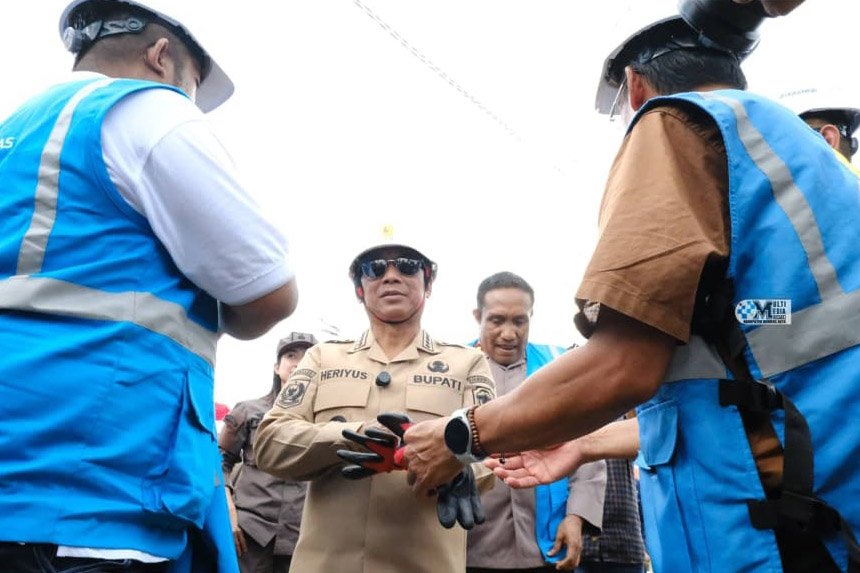 Bupati Heriyus Resmikan Penyalaan Listrik di 22 Desa di Kabupaten Mura