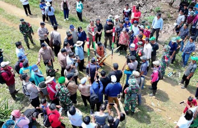 Lakukan Tanam Padi Gogo di Kelurahan Saripoi, Bupati Mura Ajak Warga Manfaatkan Lahan