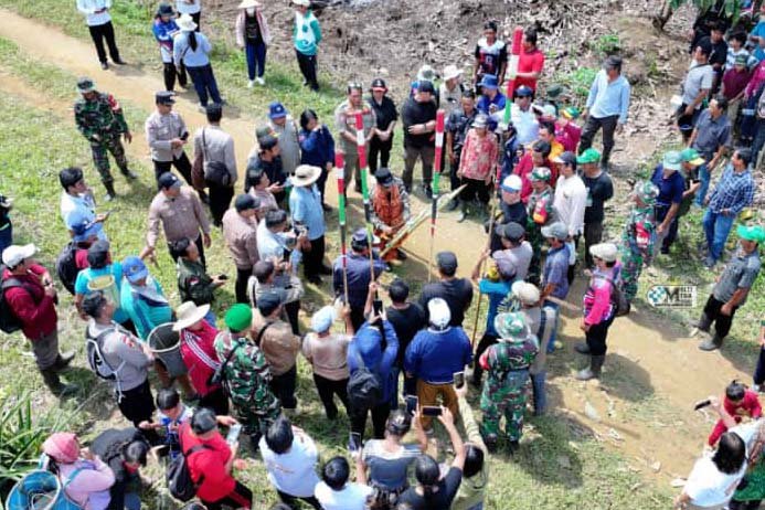 Lakukan Tanam Padi Gogo di Kelurahan Saripoi, Bupati Mura Ajak Warga Manfaatkan Lahan