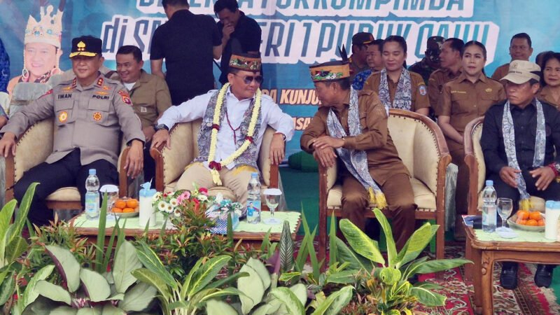 Gubernur Kalteng Didampingi Bupati Mura Tinjau Sapras dan Buka Pasar Murah di SMAN 1 Puruk Cahu