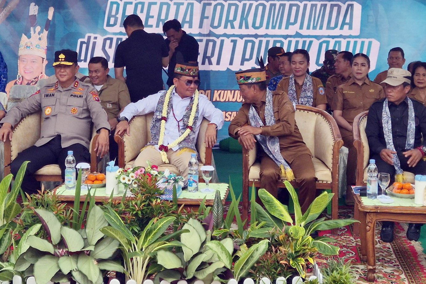 Gubernur Kalteng Didampingi Bupati Mura Tinjau Sapras dan Buka Pasar Murah di SMAN 1 Puruk Cahu