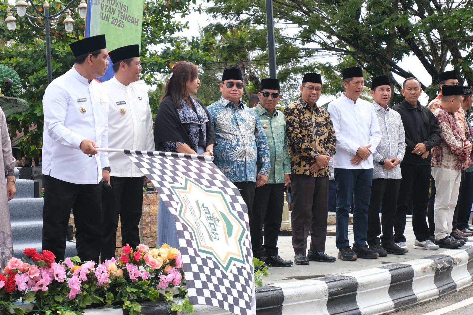 Hadiri Pawai Taaruf MTQH XXXIII, Pesan Bupati Kepada Kafilah Murung Raya