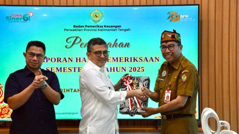 BPK Serahkan LHP Kepatuhan atas Pengelolaan Pajak Daerah dan Retribusi Daerah kepada Pemprov Kalteng