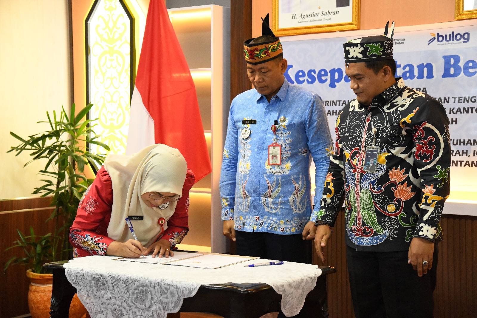 Penandatanganan MoU Pemprov Kalteng dengan Perum BULOG