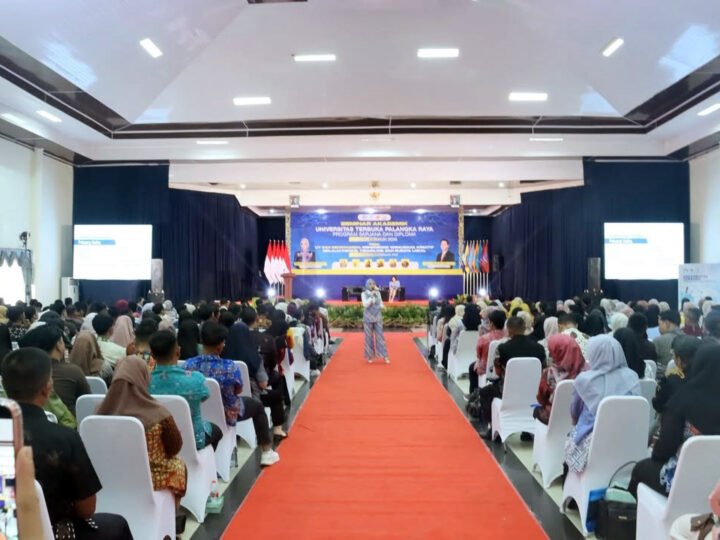 Aisyah Thisia Agustiar Sabran Narasumber Pada Seminar Akademik UT Palangka Raya