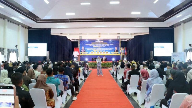 Aisyah Thisia Agustiar Sabran Narasumber Pada Seminar Akademik UT Palangka Raya