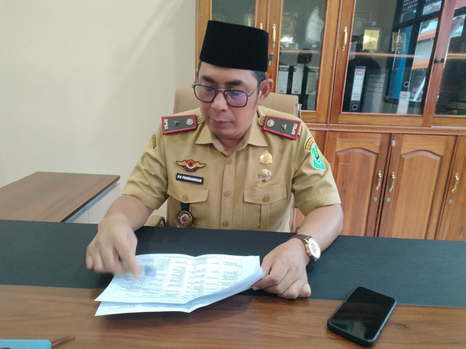 Pemkab Kapuas Serahkan Bantuan Tunai bagi Korban Kebakaran dan Angin Puting Beliung