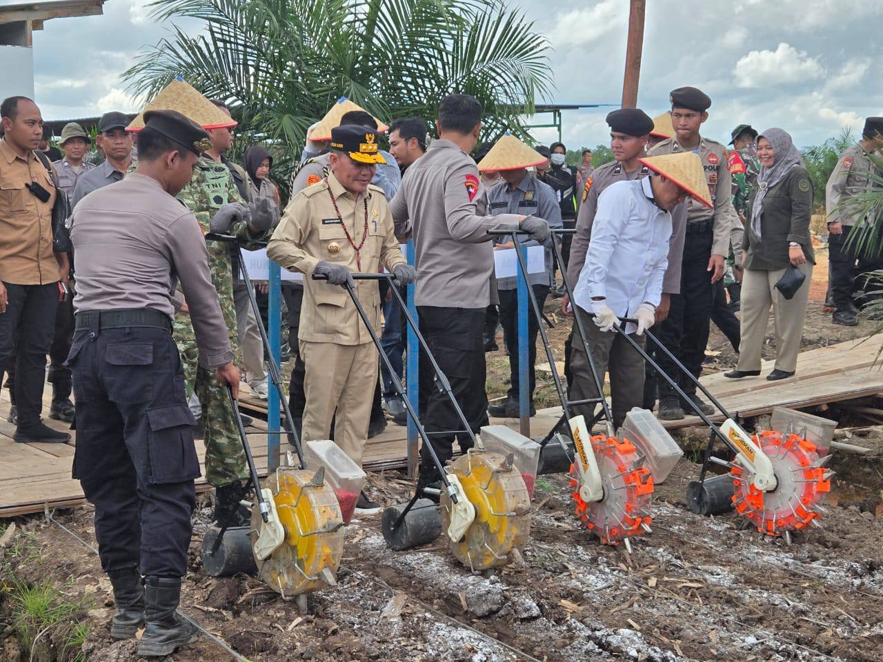 Ikuti Tanam Jagung Serentak, Bentuk Komitmen Gubernur Kalteng Dukung Program Swasembada Pangan