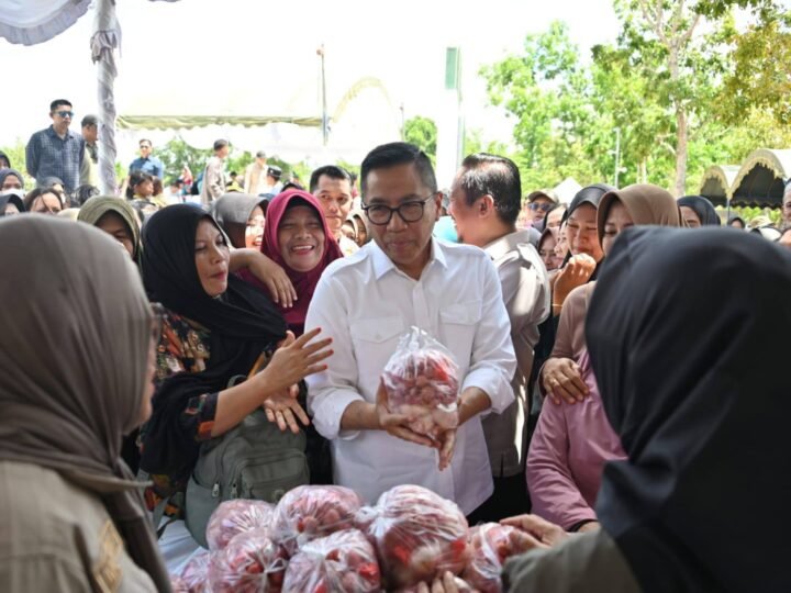 Wakili Gubernur, Plt Sekda Salurkan Sejumlah Bantuan di Kabupaten Sukamara