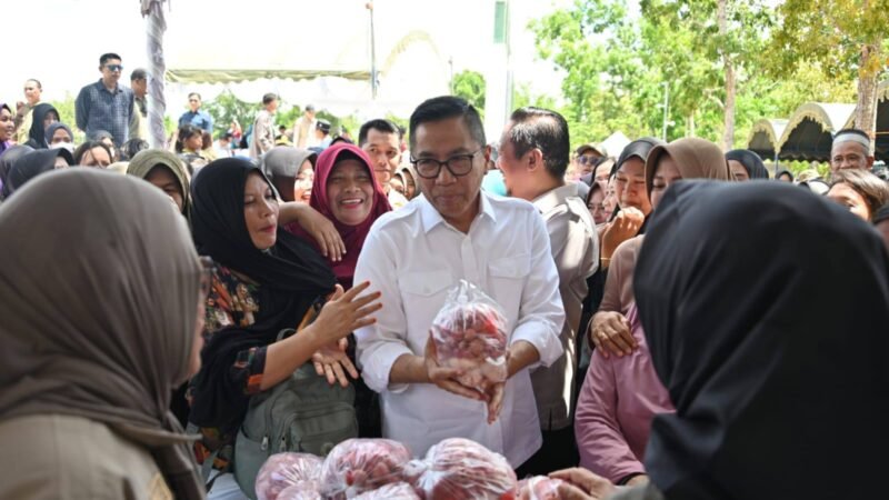 Wakili Gubernur, Plt Sekda Salurkan Sejumlah Bantuan di Kabupaten Sukamara