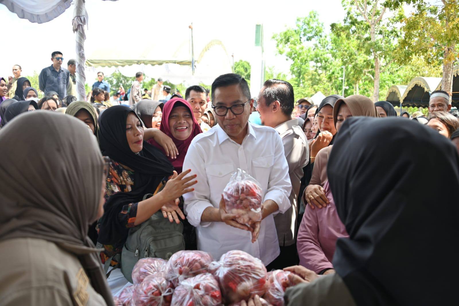 Wakili Gubernur, Plt Sekda Salurkan Sejumlah Bantuan di Kabupaten Sukamara