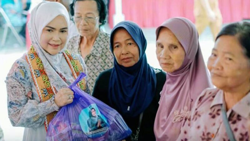 Bentuk Kepedulian Kepada Lansia, TP PKK Kapuas Berbagi Berkah Ramadhan di Kecamatan Kapuas Hilir