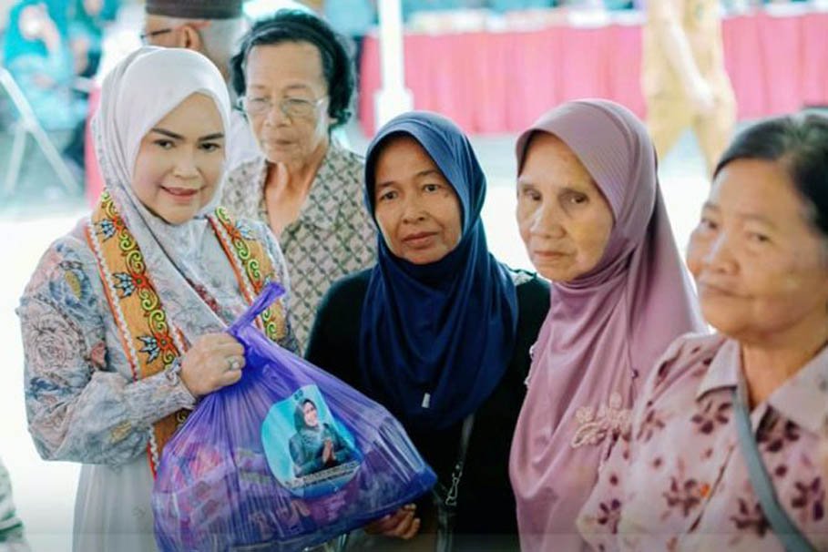 Bentuk Kepedulian Kepada Lansia, TP PKK Kapuas Berbagi Berkah Ramadhan di Kecamatan Kapuas Hilir