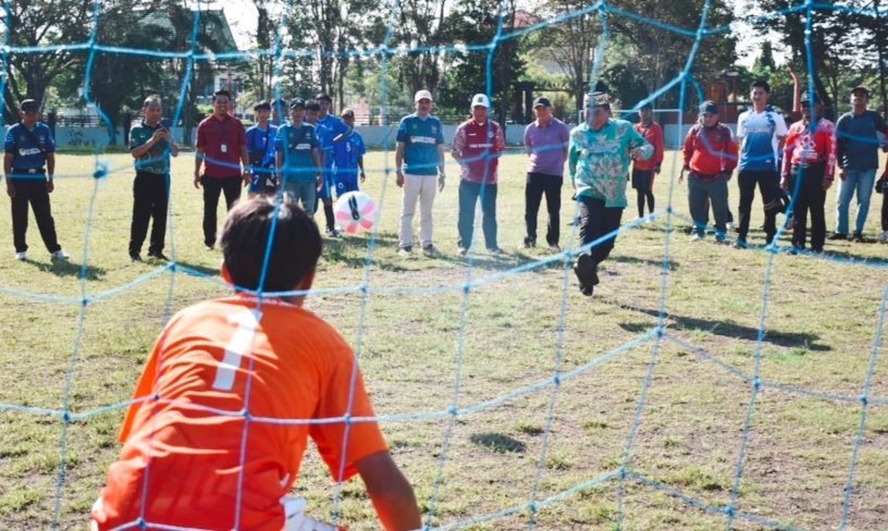 Bupati Kapuas Apresiasi Turnamen Sepak Bola Usia Dini Piala Kadisdik
