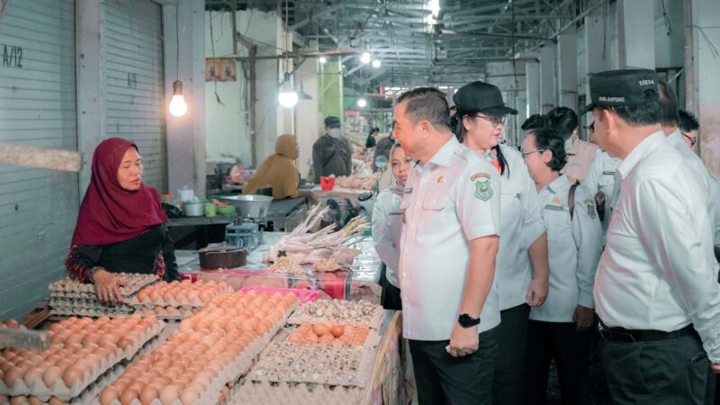 Wabup Tinjau Harga dan Ketersediaan Bapok di Pasar Blok R Kuala Kapuas