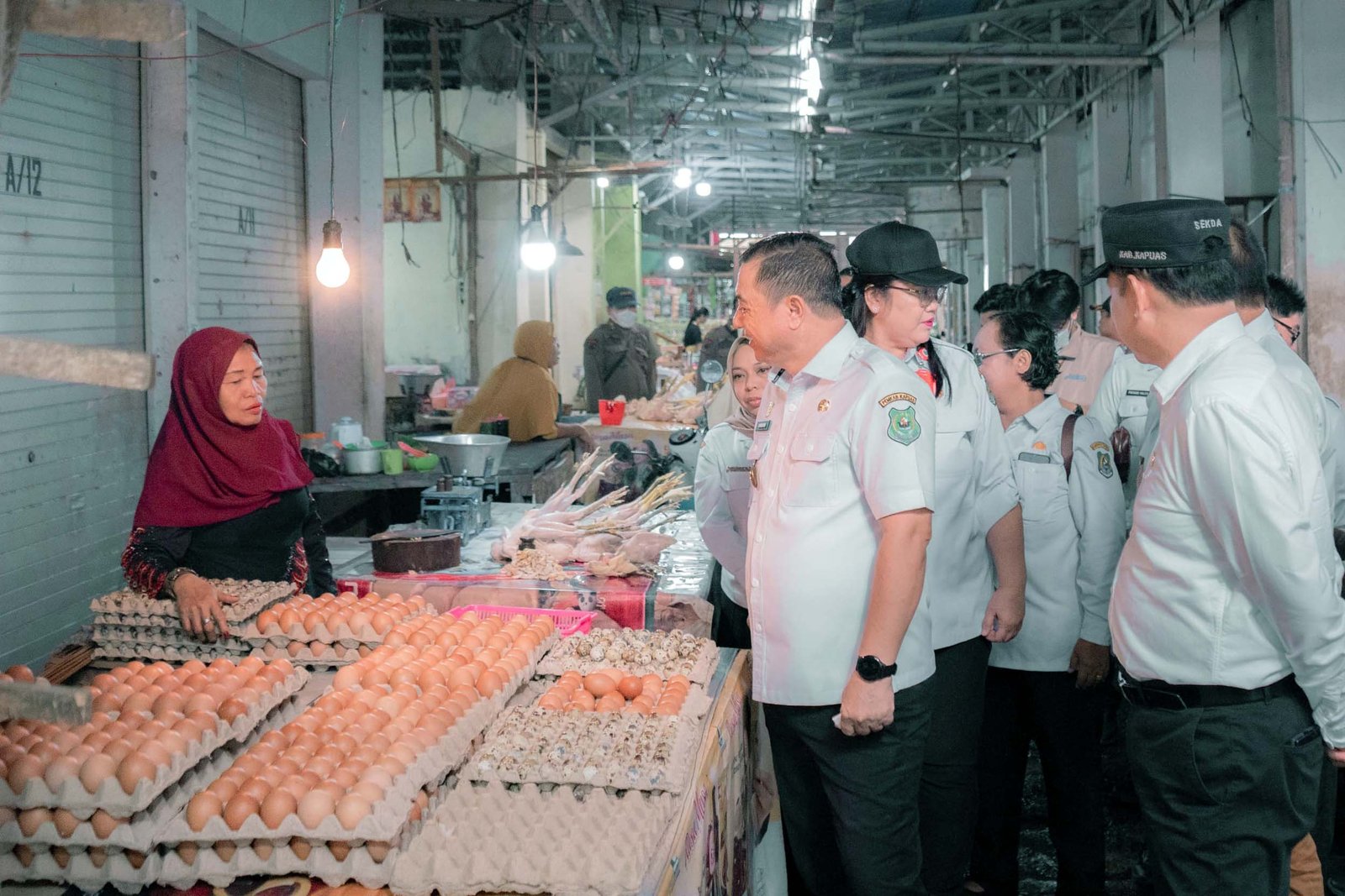 Wabup Tinjau Harga dan Ketersediaan Bapok di Pasar Blok R Kuala Kapuas