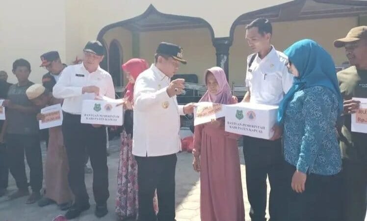 Pemkab Kapuas Serahkan Bantuan Korban Kebakaran di Desa Pulau Kupang