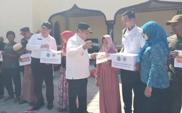 Pemkab Kapuas Serahkan Bantuan Korban Kebakaran di Desa Pulau Kupang