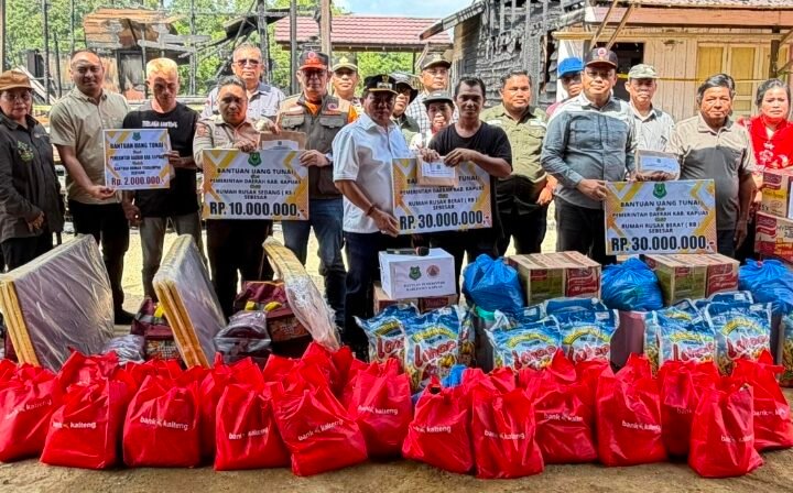 Bupati Kapuas Serahkan Bantuan Korban Kebakaran di Desa Jakatan Masaha