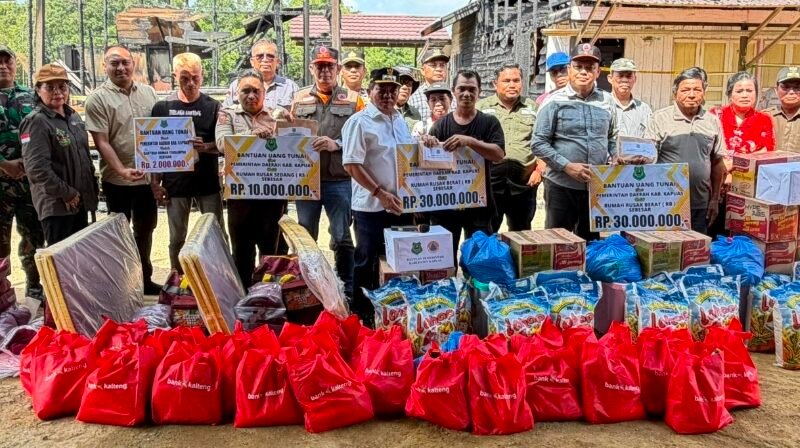 Bupati Kapuas Serahkan Bantuan Korban Kebakaran di Desa Jakatan Masaha