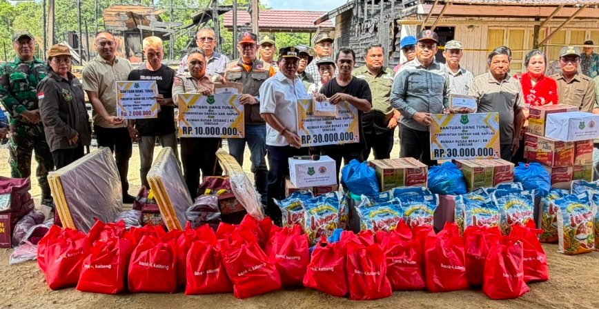 Bupati Kapuas Serahkan Bantuan Korban Kebakaran di Desa Jakatan Masaha