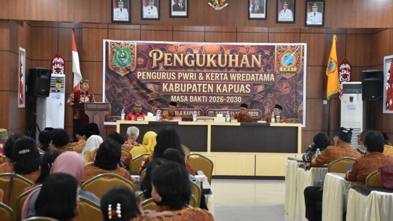 Wabup Kapuas Kukuhkan Pengurus PWRI dan Kerta Wredatama Masa Bakti 2026–2030