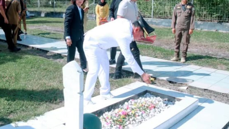 Pimpin Upacara dan Ziarah TMP, Gubernur Tegaskan Jangan Sekali-kali Melupakan Sejarah