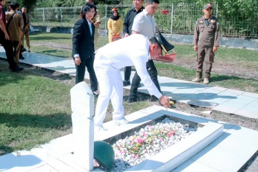 Pimpin Upacara dan Ziarah TMP, Gubernur Tegaskan Jangan Sekali-kali Melupakan Sejarah