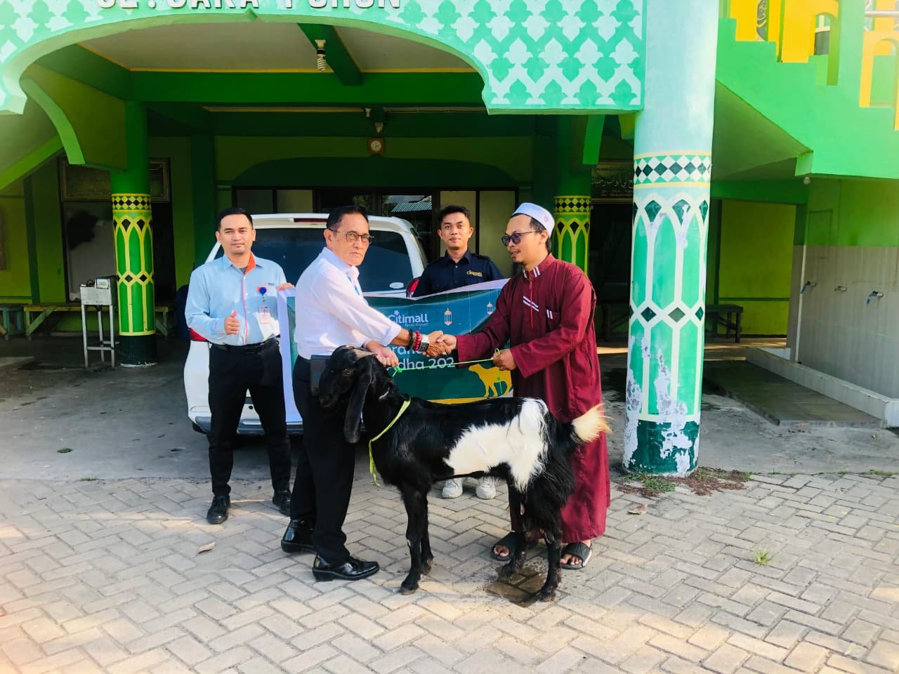 Rayakan Idul Adha, Citimall Kapuas Bagikan Hewan Qurban Untuk Masyarakat Sekitar
