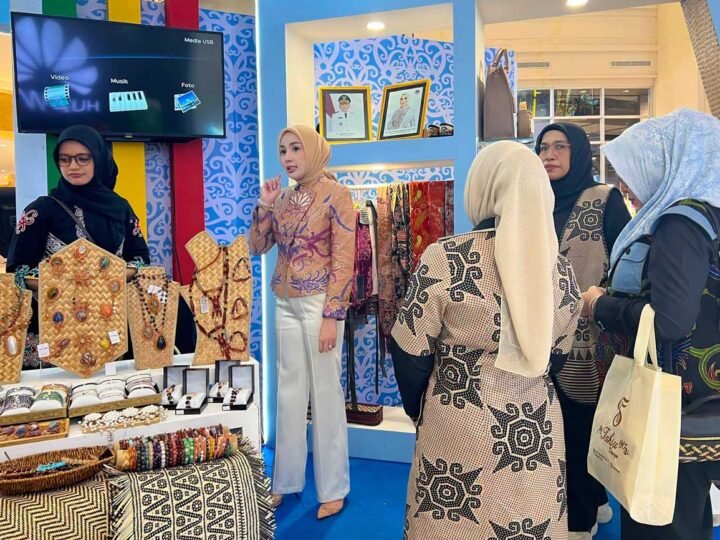 Aisyah Thisia Agustiar Sabran Tinjau Stand Dekranasda Kalteng pada HUT ke-46 Dekranas Tahun 2026