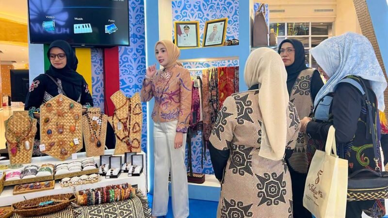 Aisyah Thisia Agustiar Sabran Tinjau Stand Dekranasda Kalteng pada HUT ke-46 Dekranas Tahun 2026