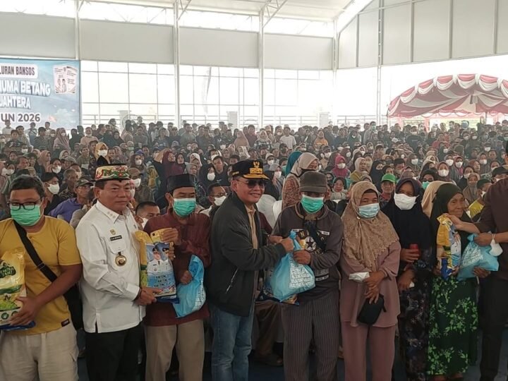 Gubernur Kalteng Serahkan Bantuan Karhutla dan Luncurkan Pasar Murah KHBS di Kapuas