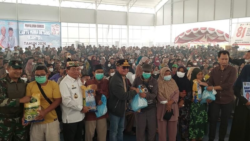 Gubernur Kalteng Serahkan Bantuan Karhutla dan Luncurkan Pasar Murah KHBS di Kapuas