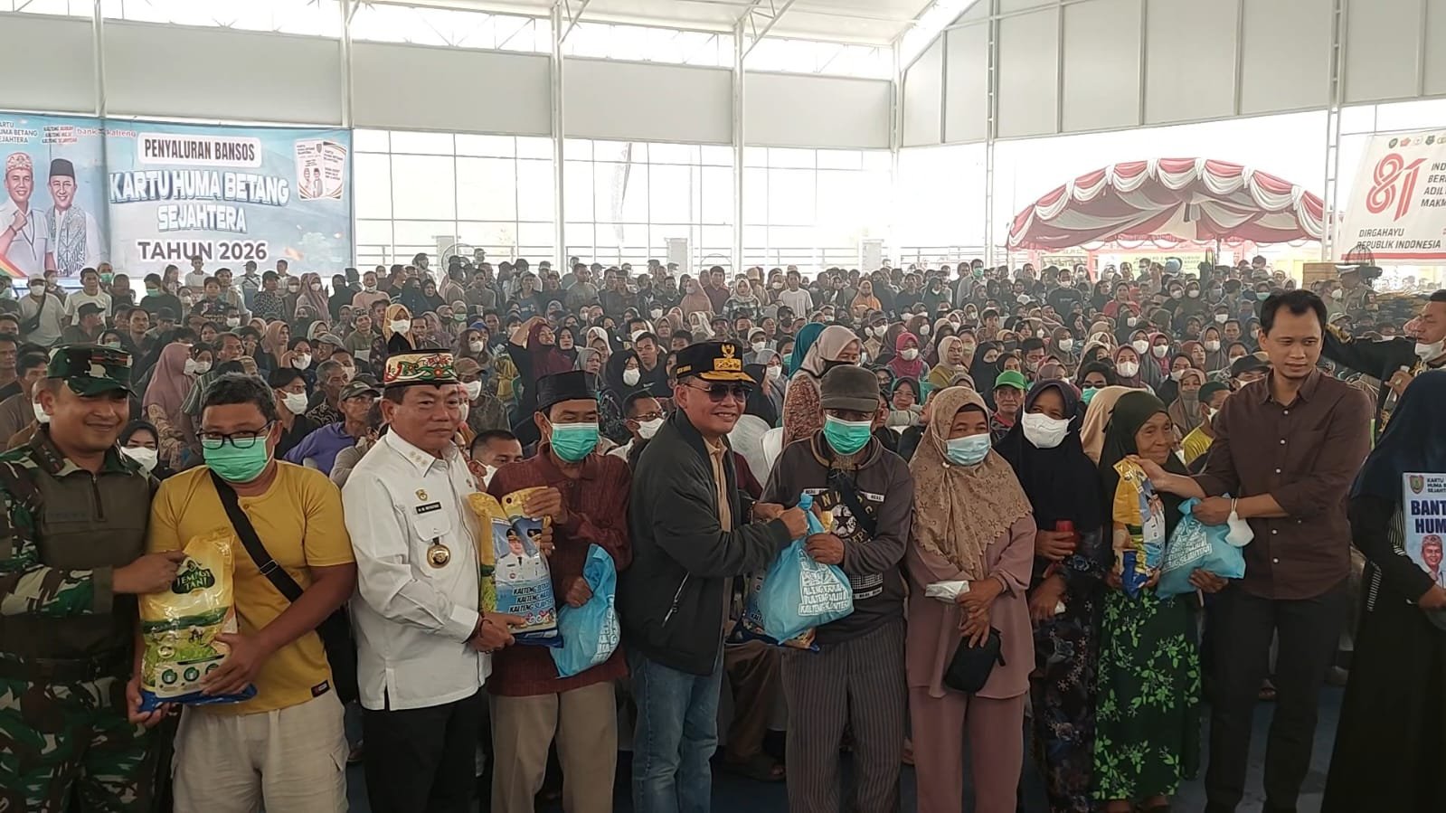 Gubernur Kalteng Serahkan Bantuan Karhutla dan Luncurkan Pasar Murah KHBS di Kapuas